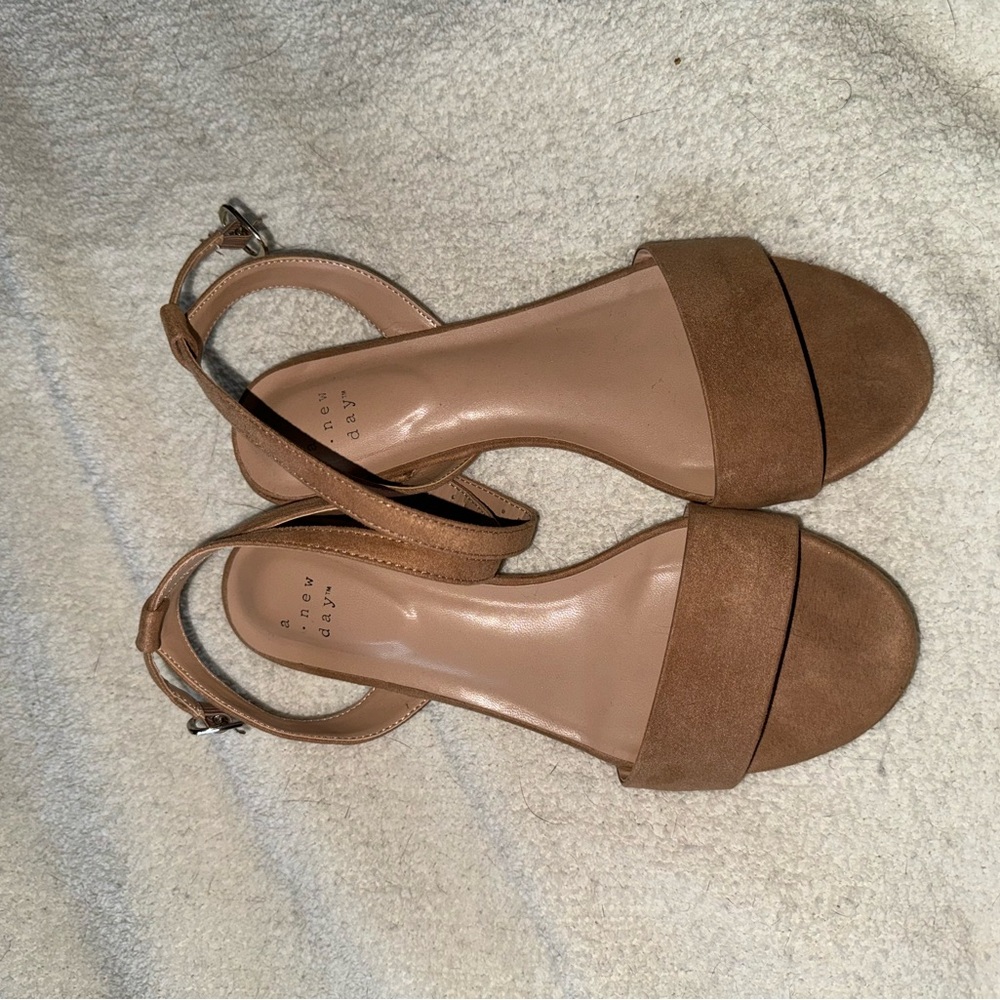 Kitten heel sandal